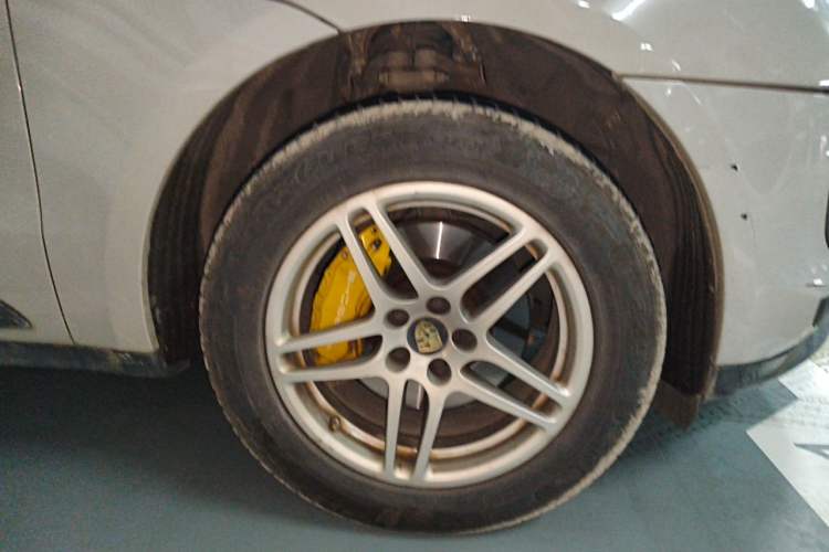 Used Porsche Macan 2018 Macan 2.0T Right Front Wheel Hub