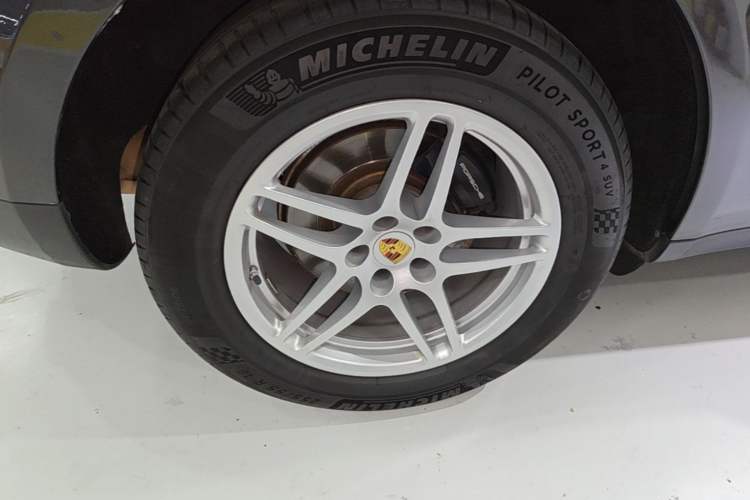 Used Porsche Macan 2018 Macan 2.0T Right Rear Wheel Hub