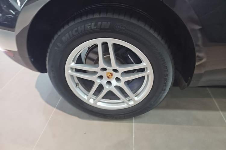 Used Porsche Macan 2018 Macan 2.0T Right Rear Wheel Hub