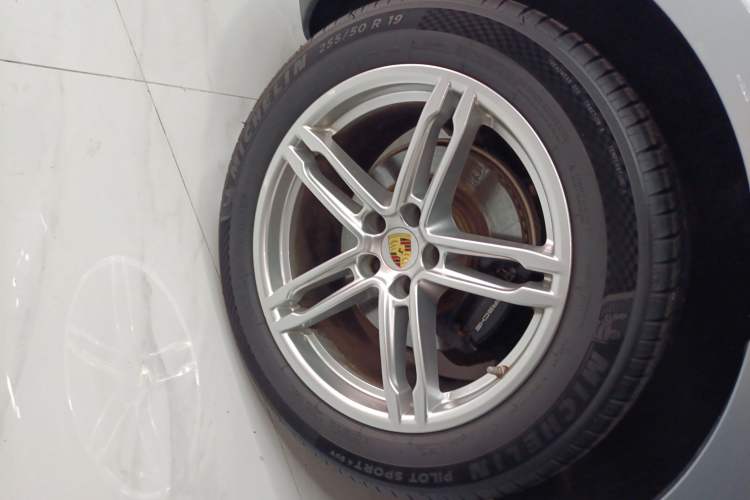 Used Porsche Macan 2018 Macan 2.0T Right Rear Wheel Hub