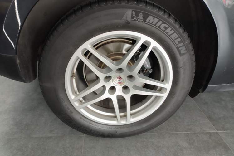 Used Porsche Macan 2018 Macan 2.0T Right Rear Wheel Hub