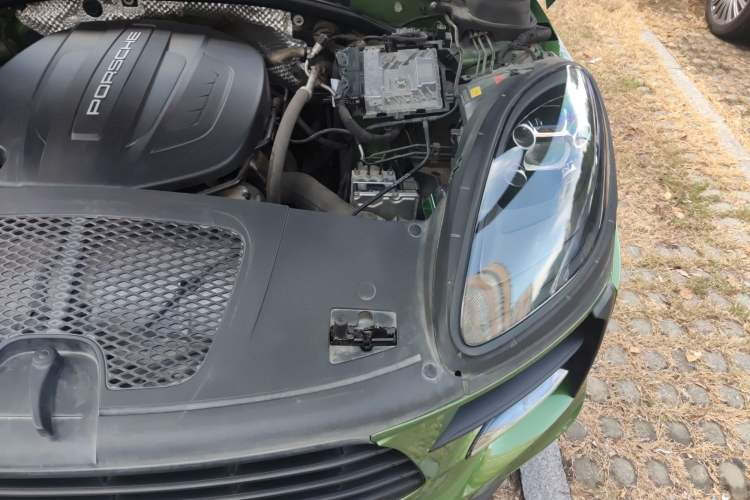 Used Porsche Macan 2018 Macan 2.0T Engine Bay Left