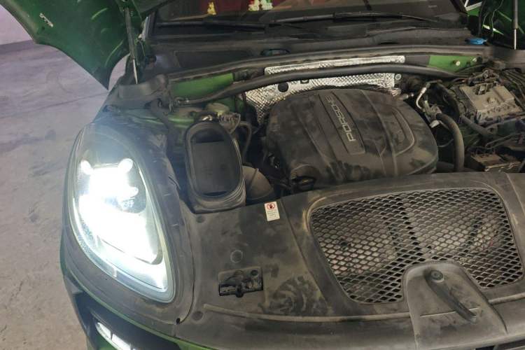 Used Porsche Macan 2018 Macan 2.0T Engine Bay Right