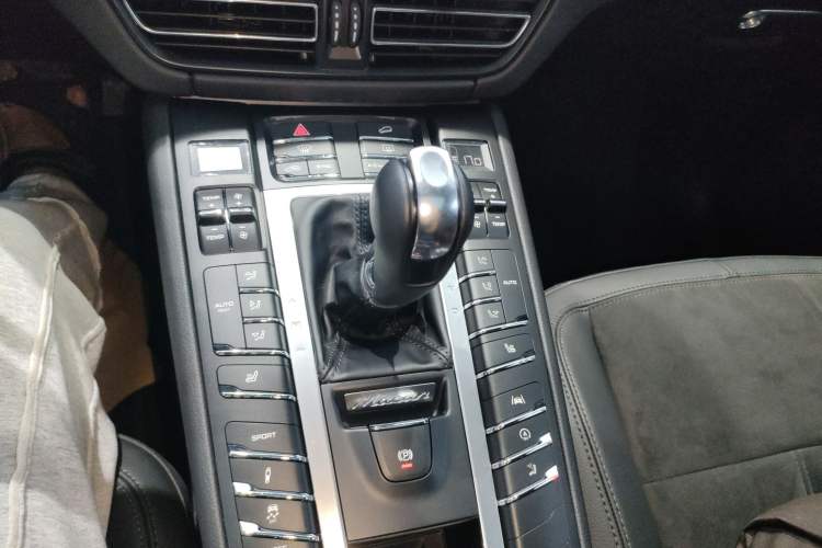 Used Porsche Macan 2018 Macan 2.0T Gear Lever