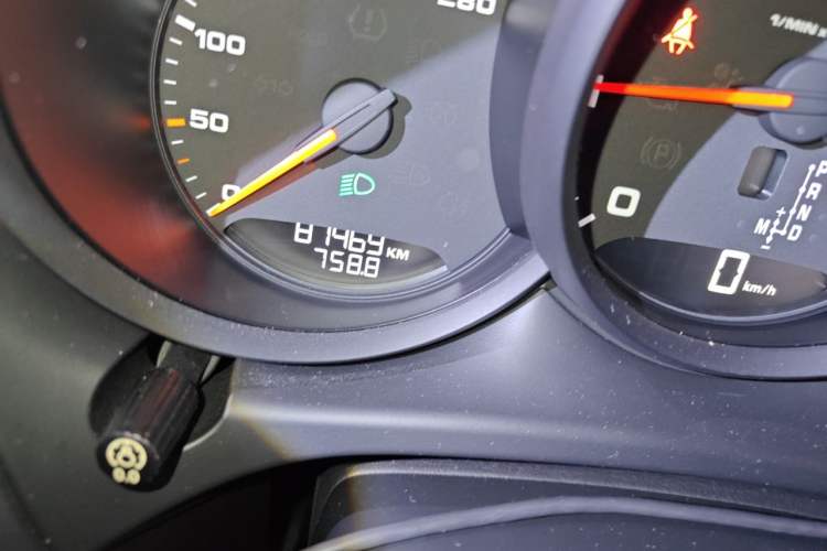 Used Porsche Macan 2018 Macan 2.0T Odometer Close Up