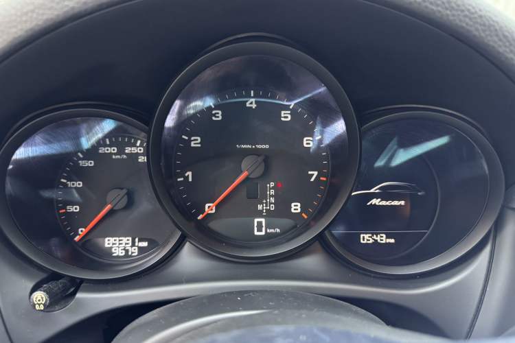Used Porsche Macan 2018 Macan 2.0T Odometer Close Up