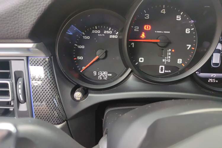 Used Porsche Macan 2018 Macan 2.0T Odometer Close Up