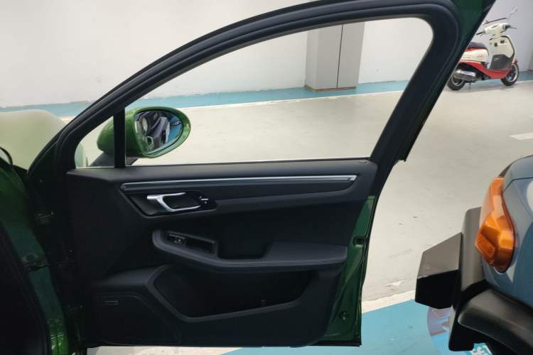 Used Porsche Macan 2018 Macan 2.0T Right Front Door Interior