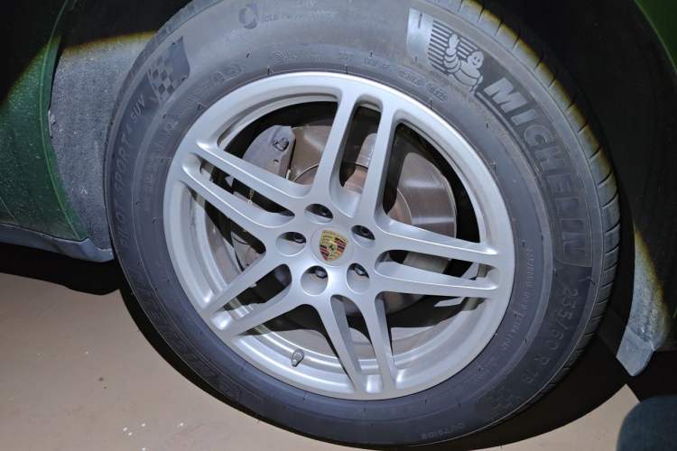 Used Porsche Macan 2018 Macan 2.0T Right Front Wheel Hub