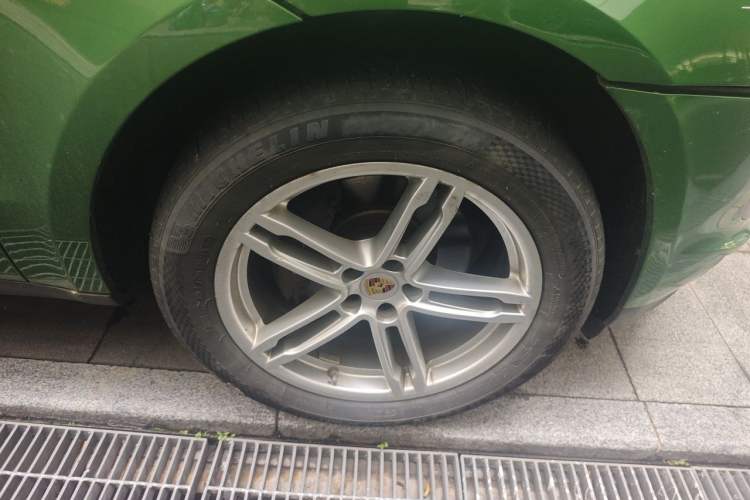 Used Porsche Macan 2018 Macan 2.0T Right Front Wheel Hub