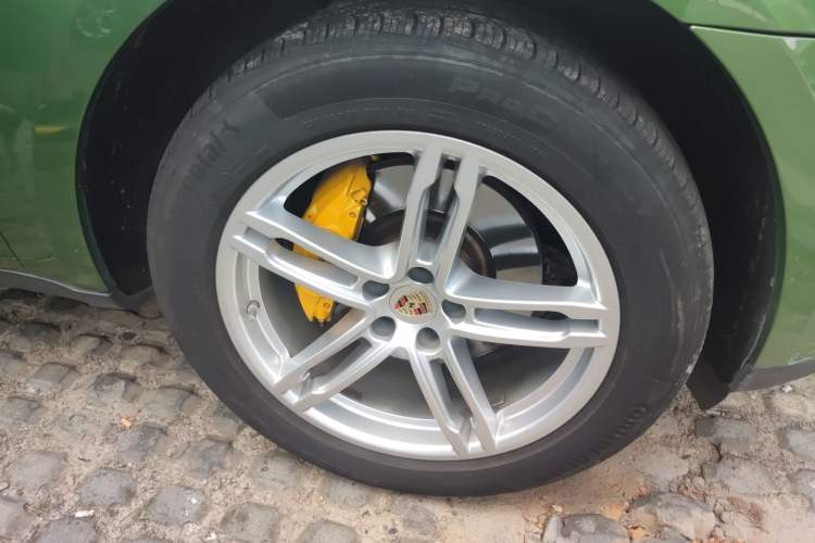 Used Porsche Macan 2018 Macan 2.0T Right Front Wheel Hub