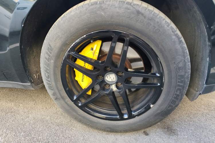 Used Porsche Macan 2018 Macan 2.0T Right Front Wheel Hub