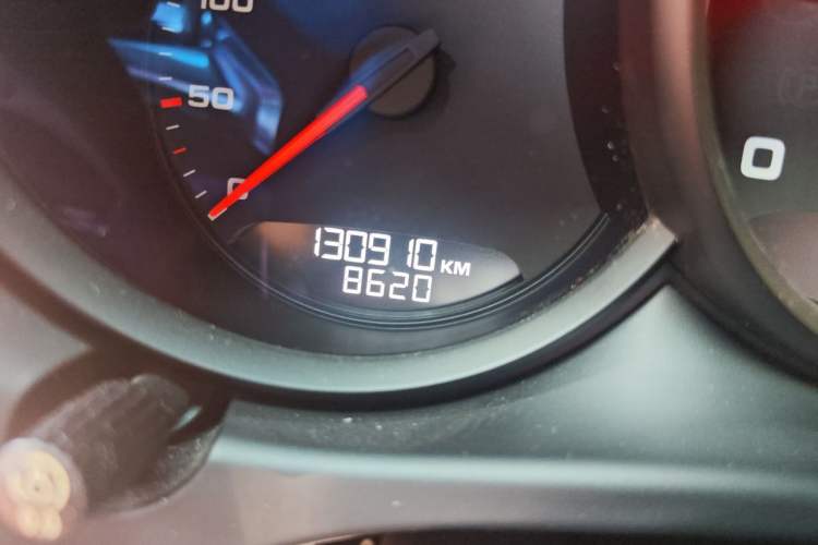 Used Porsche Macan 2018 Macan 2.0T Odometer Close Up
