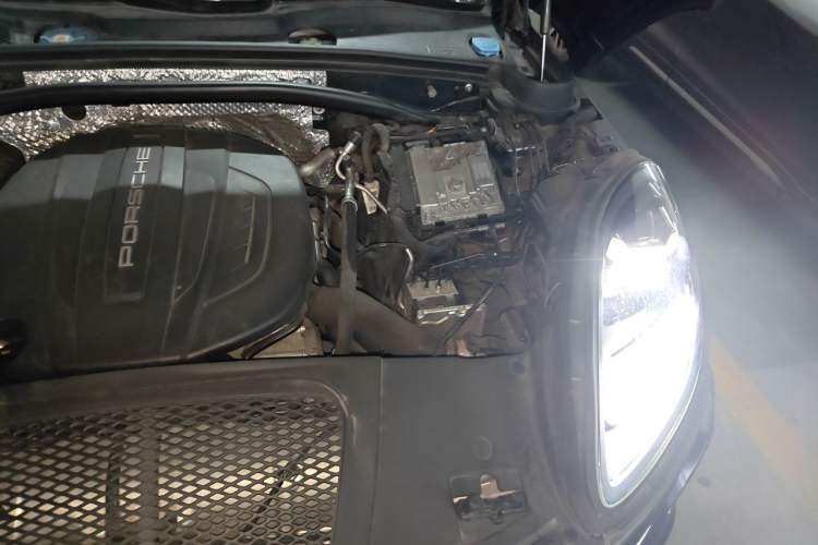 Used Porsche Macan 2018 Macan 2.0T Engine Bay Left