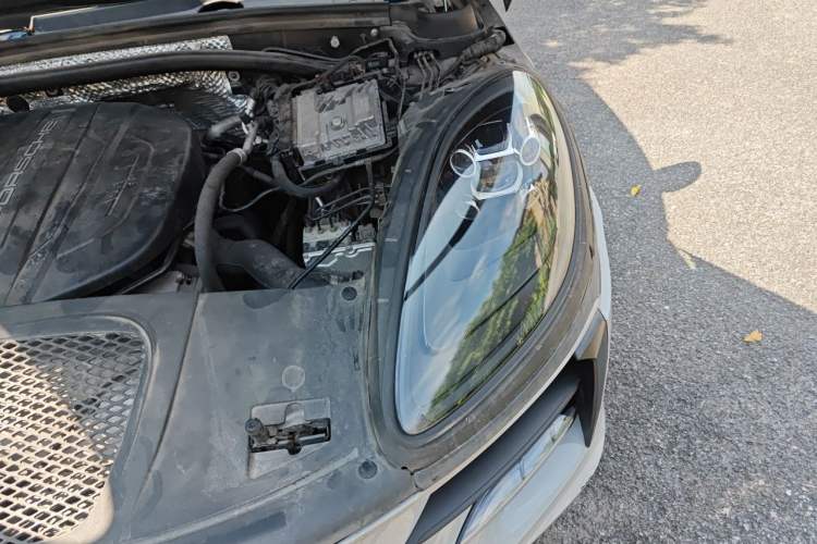Used Porsche Macan 2018 Macan 2.0T Engine Bay Left
