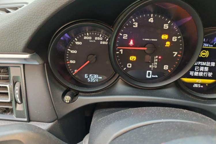 Used Porsche Macan 2018 Macan 2.0T Odometer Close Up