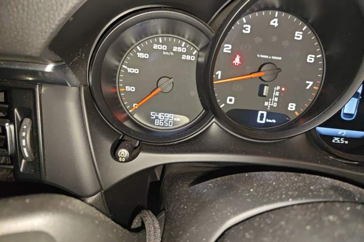 Used Porsche Macan 2018 Macan 2.0T Odometer Close Up