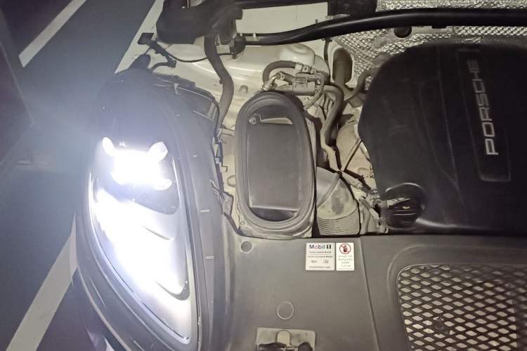 Used Porsche Macan 2018 Macan 2.0T Engine Bay Right