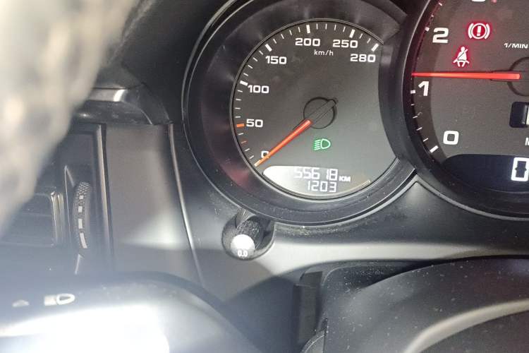 Used Porsche Macan 2018 Macan 2.0T Odometer Close Up