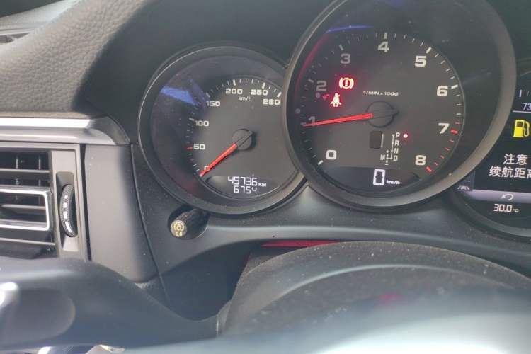 Used Porsche Macan 2018 Macan 2.0T Odometer Close Up