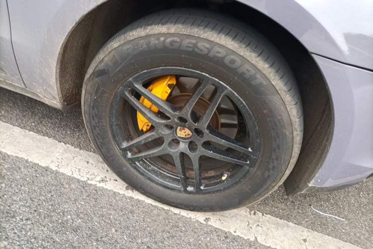 Used Porsche Macan 2018 Macan 2.0T Right Front Wheel Hub