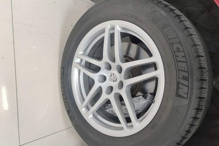 Used Porsche Macan 2018 Macan 2.0T Left Front Wheel Hub