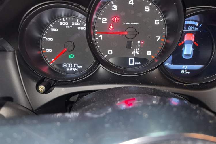 Used Porsche Macan 2018 Macan 2.0T Odometer Close Up
