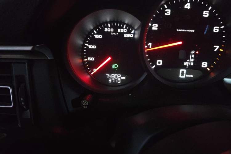 Used Porsche Macan 2018 Macan 2.0T Odometer Close Up