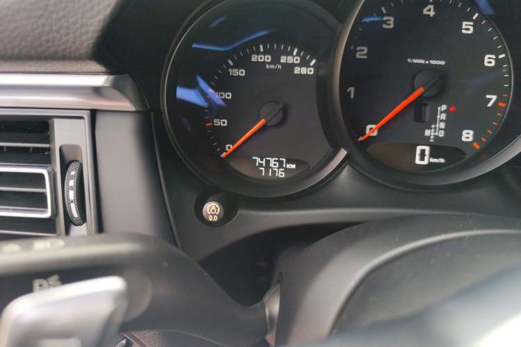 Used Porsche Macan 2018 Macan 2.0T Odometer Close Up