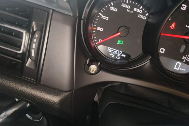 Used Porsche Macan 2018 Macan 2.0T Odometer Close Up