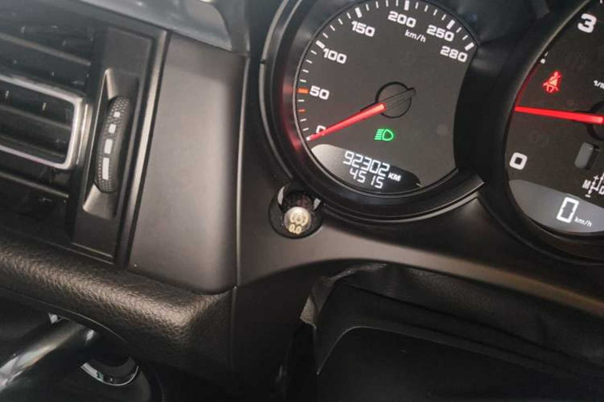 Used Porsche Macan 2018 Macan 2.0T Odometer Close Up