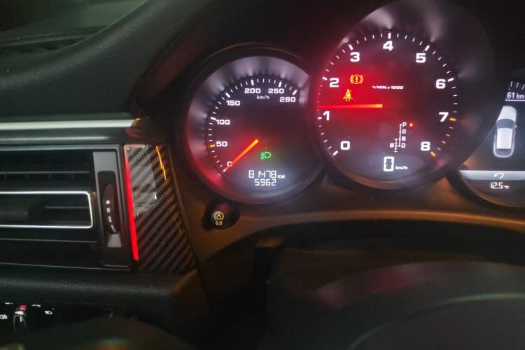 Used Porsche Macan 2018 Macan 2.0T Odometer Close Up