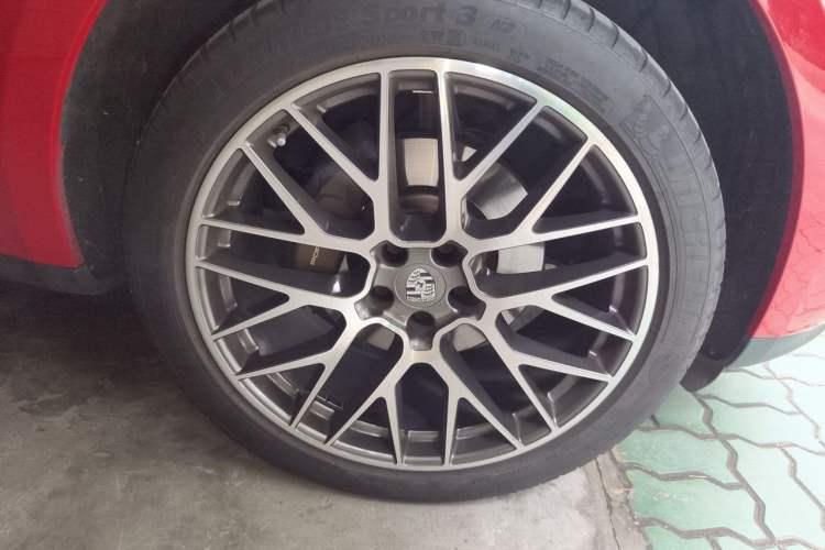 Used Porsche Macan 2018 Macan 2.0T Right Front Wheel Hub