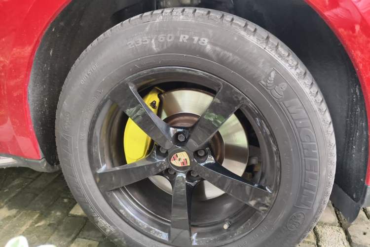 Used Porsche Macan 2018 Macan 2.0T Right Front Wheel Hub