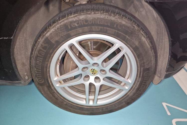 Used Porsche Macan 2018 Macan 2.0T Right Front Wheel Hub
