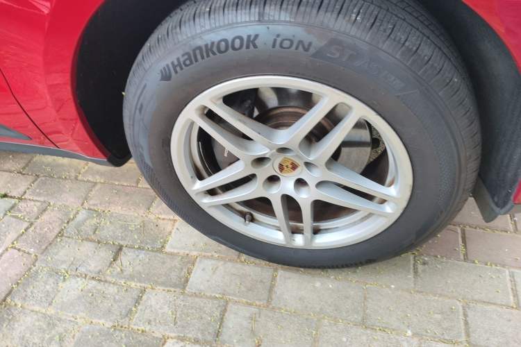 Used Porsche Macan 2018 Macan 2.0T Right Front Wheel Hub