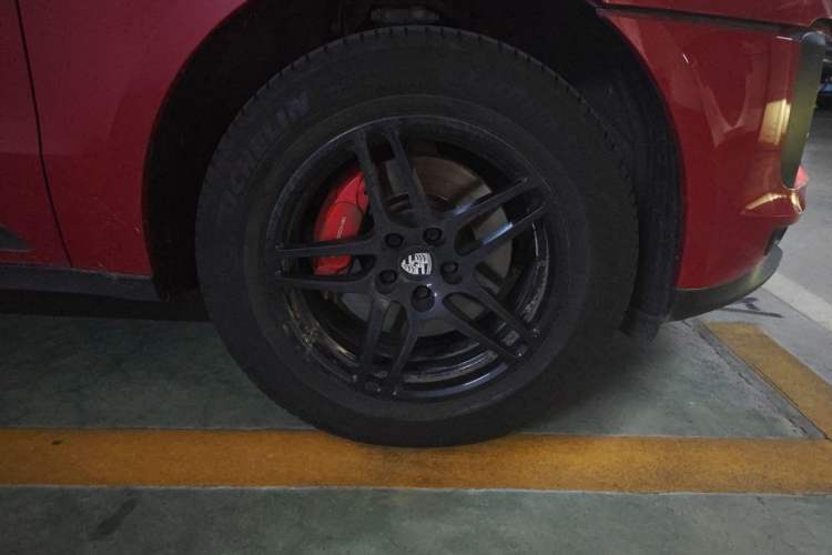 Used Porsche Macan 2018 Macan 2.0T Right Front Wheel Hub