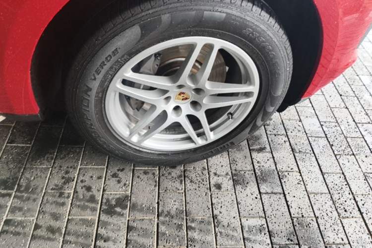 Used Porsche Macan 2018 Macan 2.0T Right Front Wheel Hub