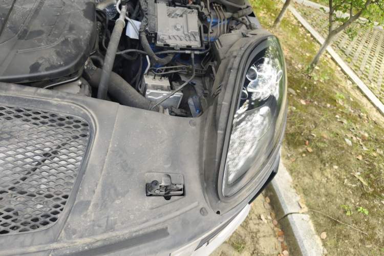 Used Porsche Macan 2018 Macan 2.0T Engine Bay Left