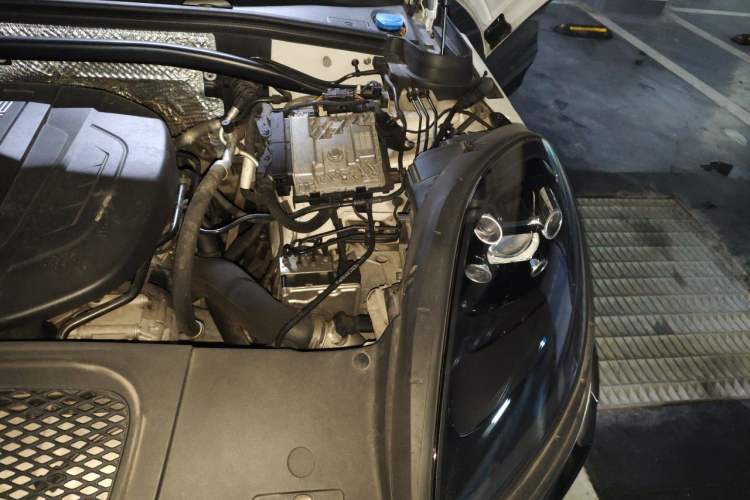Used Porsche Macan 2018 Macan 2.0T Engine Bay Left