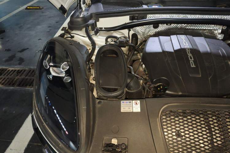 Used Porsche Macan 2018 Macan 2.0T Engine Bay Right