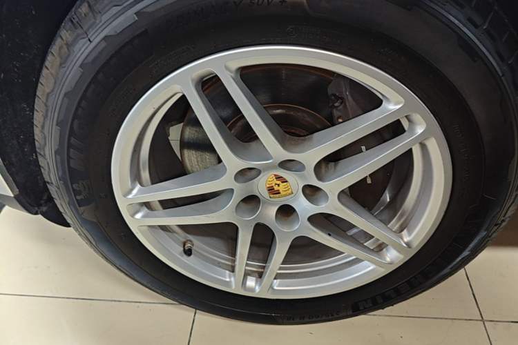 Used Porsche Macan 2018 Macan 2.0T Left Front Wheel Hub