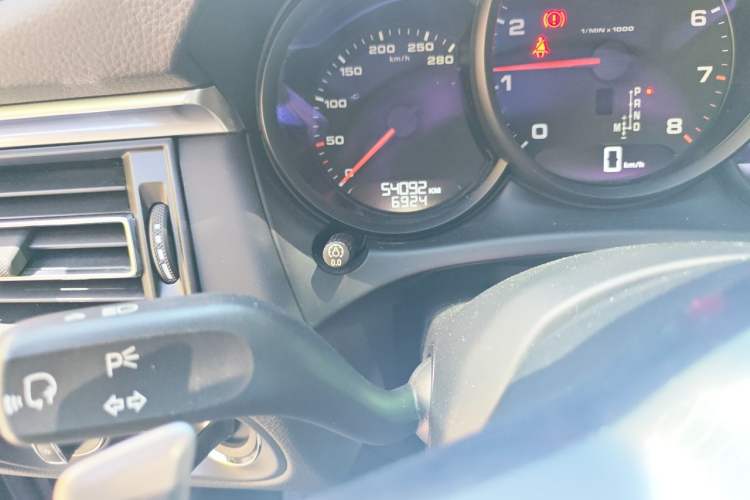 Used Porsche Macan 2018 Macan 2.0T Odometer Close Up