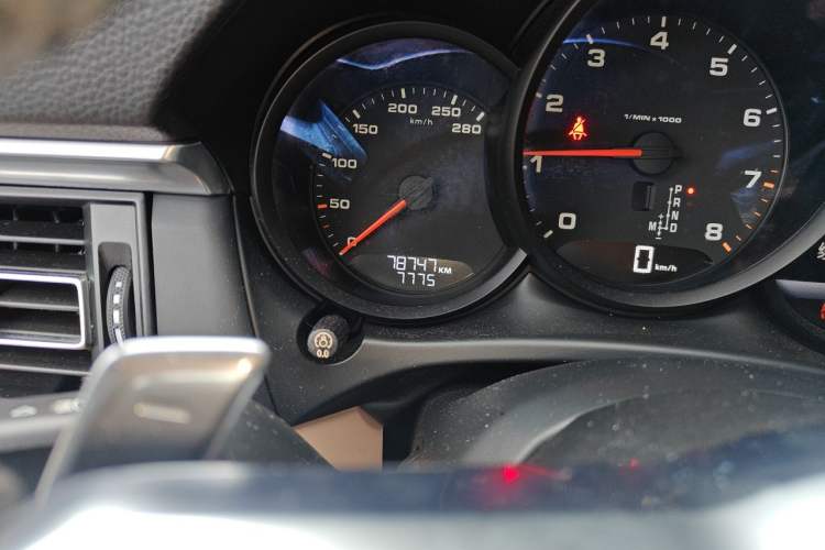 Used Porsche Macan 2018 Macan 2.0T Odometer Close Up