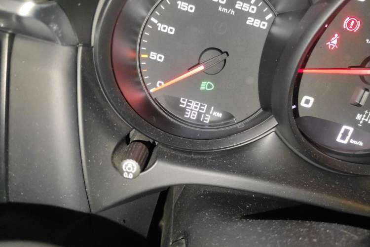 Used Porsche Macan 2018 Macan 2.0T Odometer Close Up