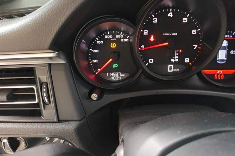 Used Porsche Macan 2018 Macan 2.0T Odometer Close Up