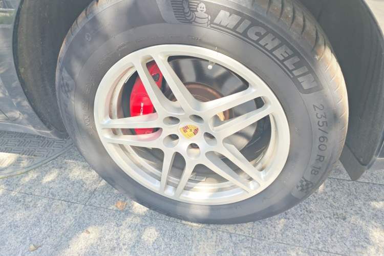 Used Porsche Macan 2018 Macan 2.0T Right Front Wheel Hub