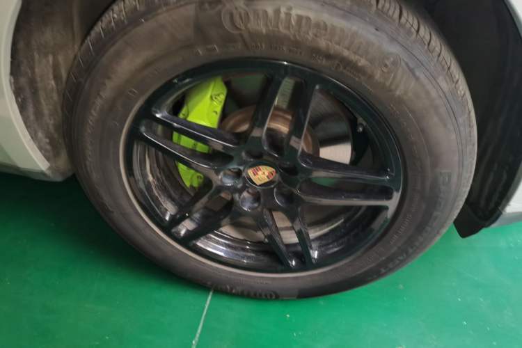 Used Porsche Macan 2018 Macan 2.0T Right Front Wheel Hub