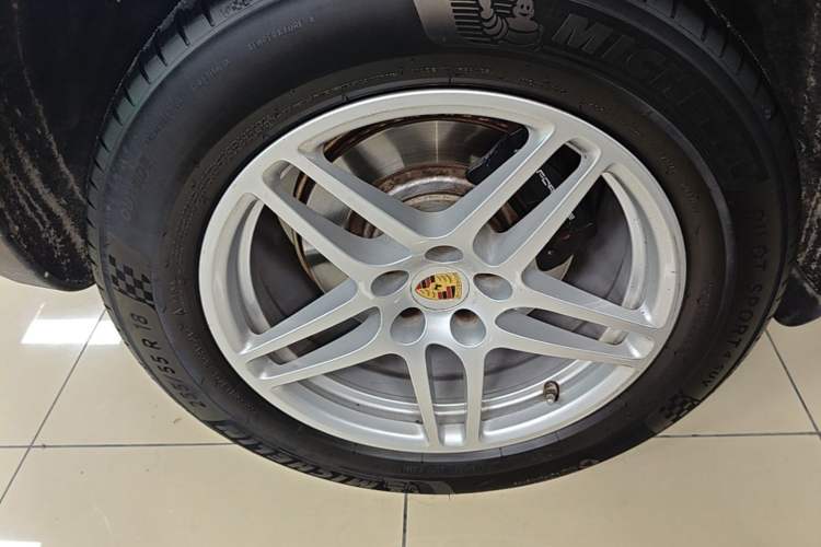 Used Porsche Macan 2018 Macan 2.0T Right Rear Wheel Hub