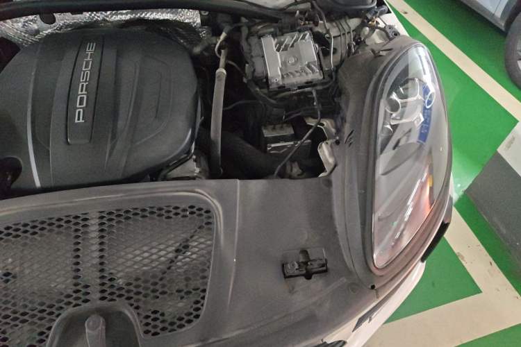 Used Porsche Macan 2018 Macan 2.0T Engine Bay Left